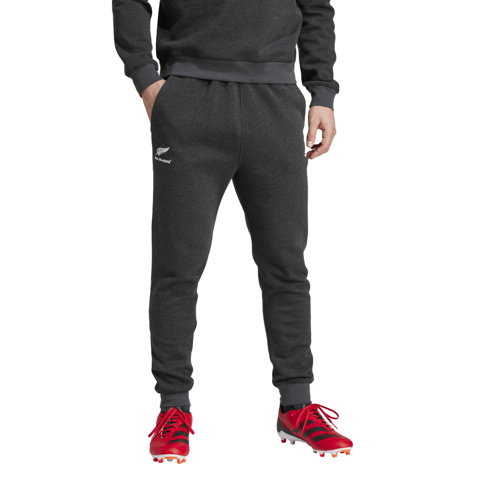 IW0246_3_APPAREL_OnModel_StandardView_transparent.png