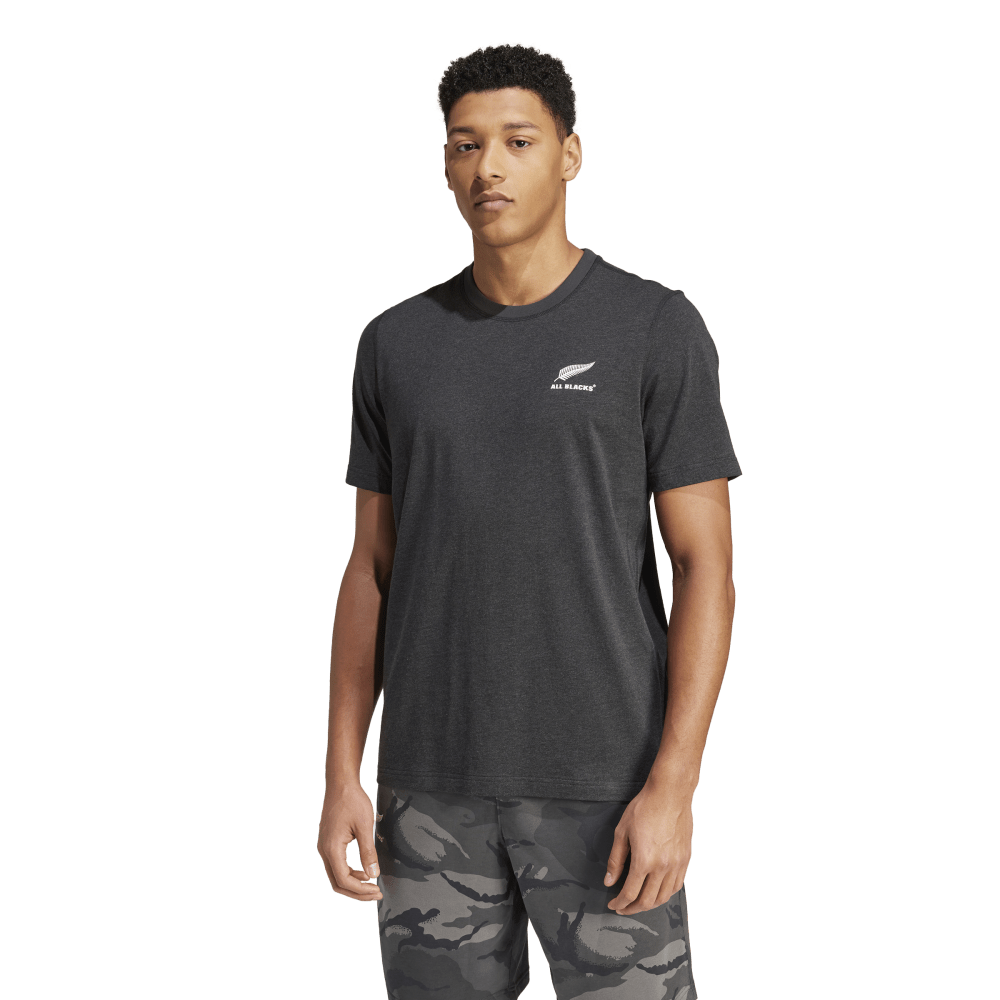 IW0256_3_APPAREL_OnModel_StandardView_transparent.png