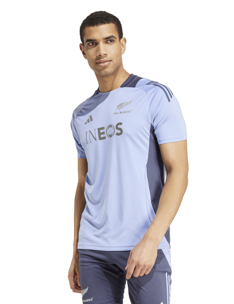 IX0723_1_APPAREL_OnModel_StandardView_transparent.png