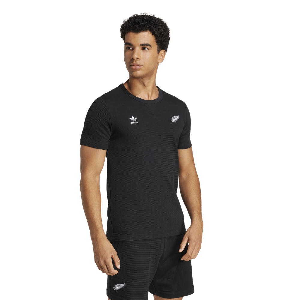 JD4077_4_APPAREL_OnModel_WalkingView_transparent.png