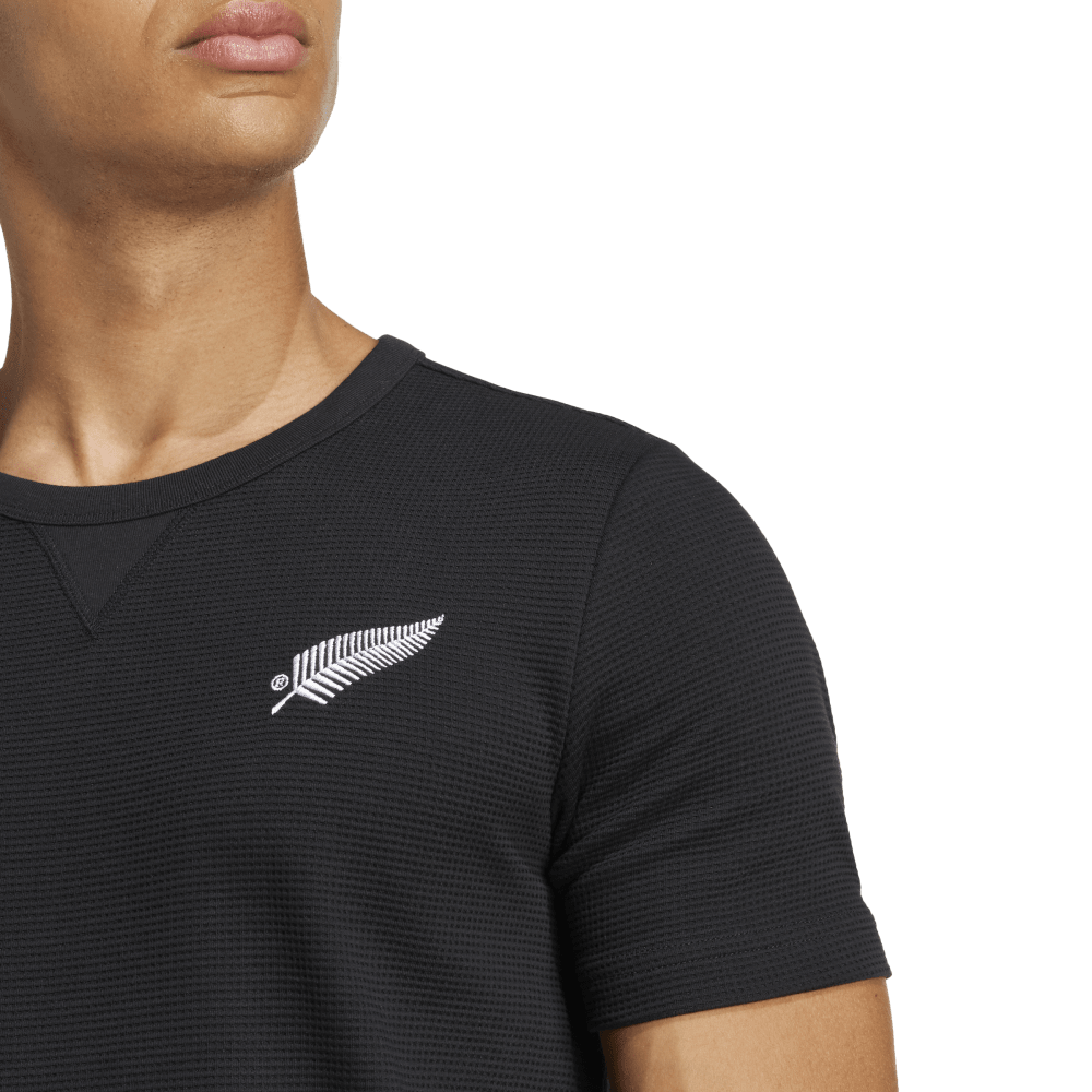 JD4077_7_APPAREL_OnModel_DetailView2_transparent.png