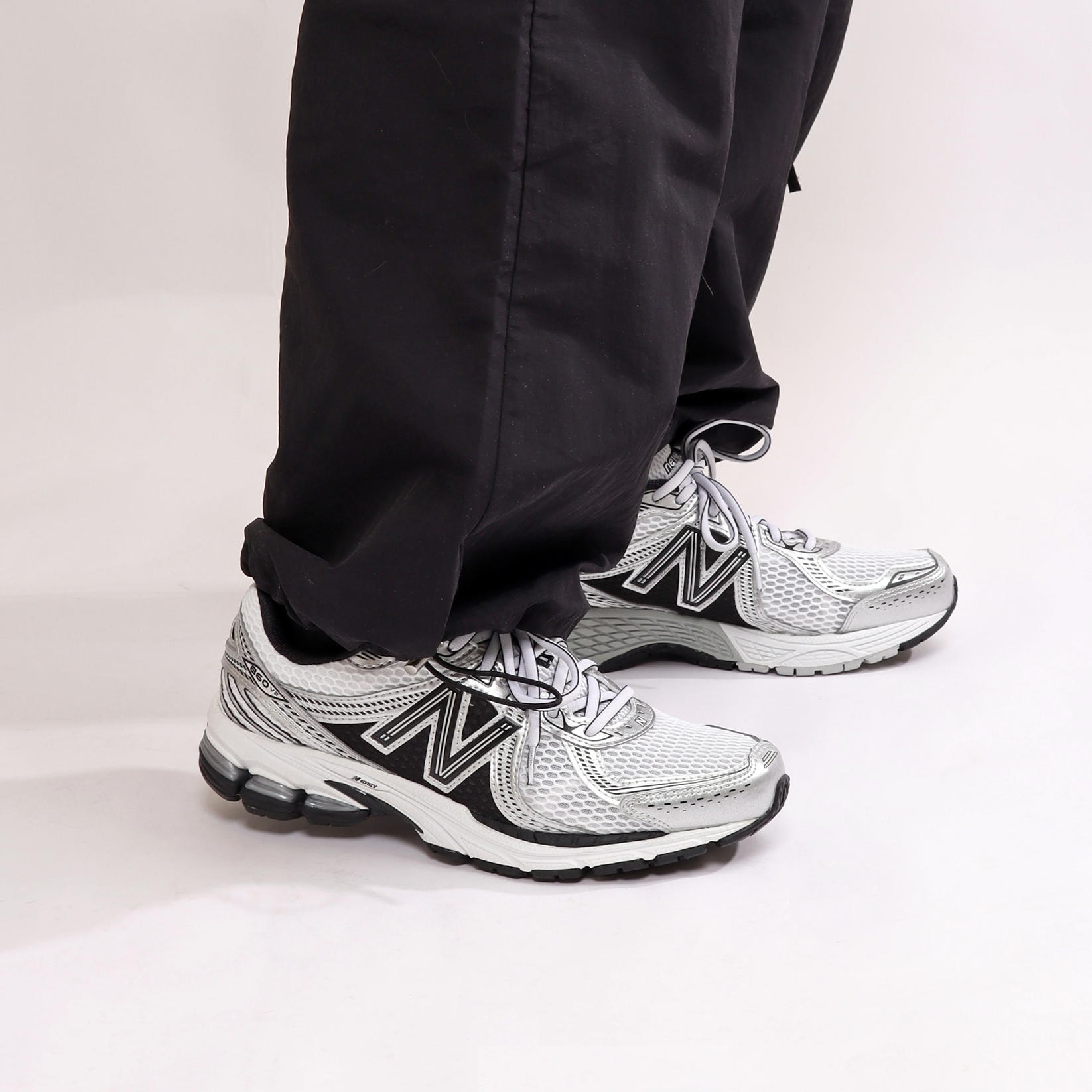 New Balance Men's 860v2 Standard (D) Shoe Silver Black